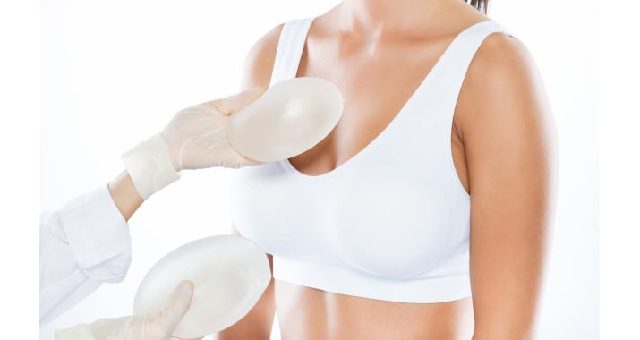Cirugía de implantes mamarios