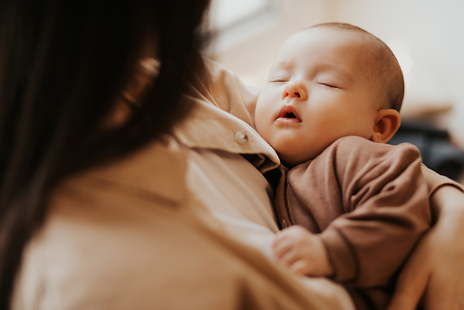 Maternité de substitution ou adoption : laquelle convient à votre famille ?
