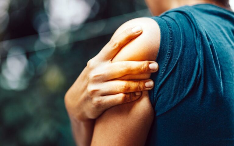 Pinzamiento del hombro: causas, síntomas y tratamiento