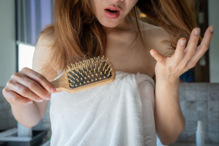 Caída del cabello debido al desequilibrio hormonal en las mujeres
