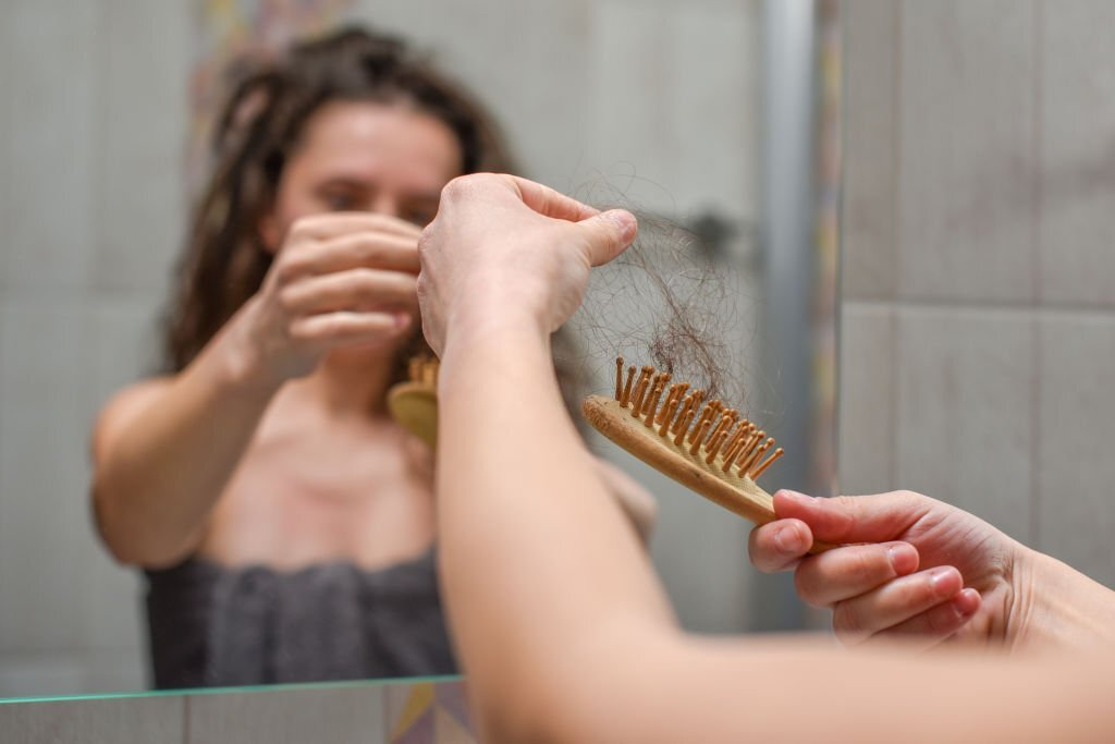 تساقط الشعر بسبب الخلل الهرموني عند النساء