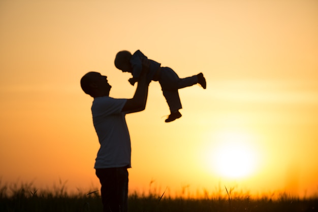 Leihmutterschaft für alleinerziehende Väter