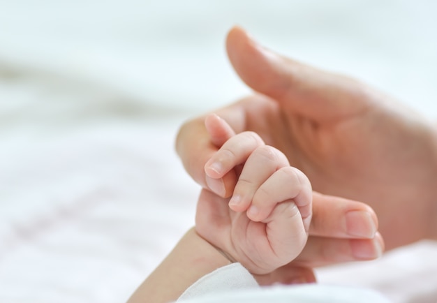 FAQ sur la maternité de substitution pour les parents seuls au Canada